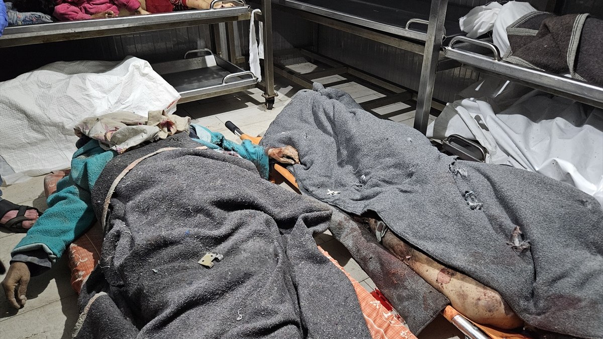 İsrail’in Gazze’nin farklı yerlerine düzenlediği hava saldırılarında 6 Filistinli öldü